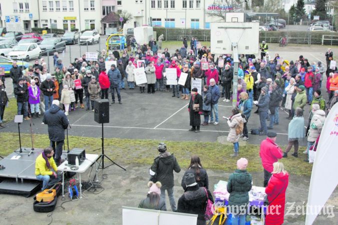 Gut 200 Menschen kamen zur Kundgebung „Für Demokratie“ des Asylkreises vor dem Rathaus Vockenhausen.Foto: Julia Palmert