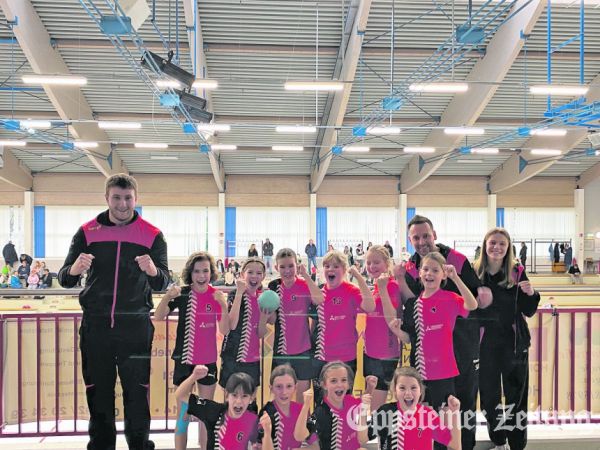 Trainer und Spielerinnen der E1 jubeln über ihren Erfolg im Spitzenspiel gegen die TSG Münster.Foto: privat