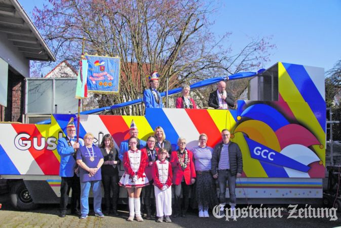 Der GCC trommelte Mitglieder zur Präsentation des neu gestalteten Komiteewagens zusammen, während auf dem Wagen Pater Anto (v.re.) neben GCC-Chefin Karin Dostal und Kassierer Christoph Striedter den Segen sprach. Foto: privat