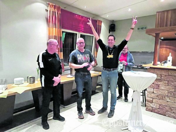 Siegerehrung durch Vorstand Manfred Helbig (Mitte), Eckhard Meyer (Titelträger 2024, l.) und der neue Kohl- und Pinkel-König Volker Schönfeld.Foto: privat