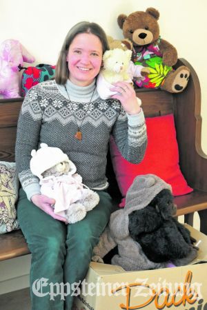 Almut Karig auf dem gemütlichen Sofa im Familienzentrum mit Kuscheltieren.Foto: bpa