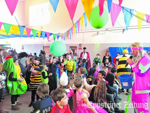 Kinderfastnacht Ehlhalten: Nach der Reise nach Jerusalem fielen riesige Luftballons herab
            Foto: Caren Lewinsky