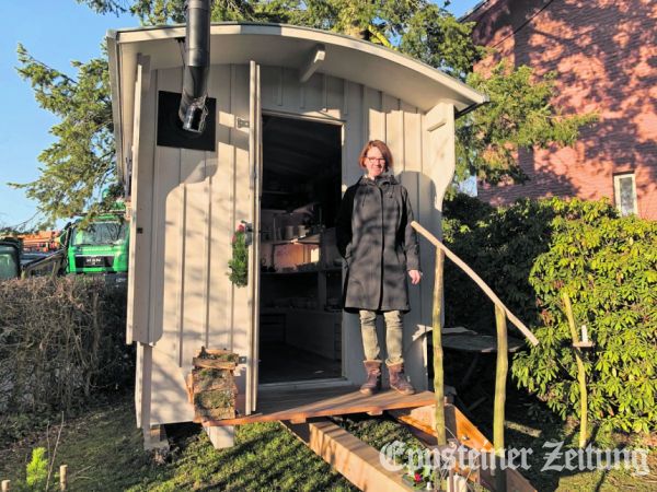 Eva Pfund öffnet ihre Töpferwerkstatt im Schäferwagen auf Hof Häusel.
            Foto: EZ-Archiv