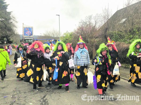 Die Vockenhäuser Hexen feierten beim Umzug in Schloßborn fröhliche Straßenfastnacht.Foto: Julia Palmert