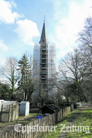Seit Monaten ist der Kirchturm von St., Laurentius eingerüstet.Foto: Beate Schuchard-Palmert