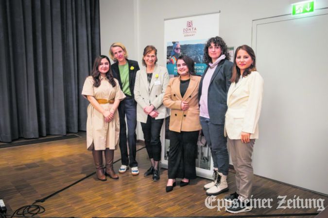 Die Gastgeberinnen Ariane ten Hagen aus Eppstein und Dorothea Schulte (2. und 3. v.l.) mit Referentinnen.Foto: Michael Dauber