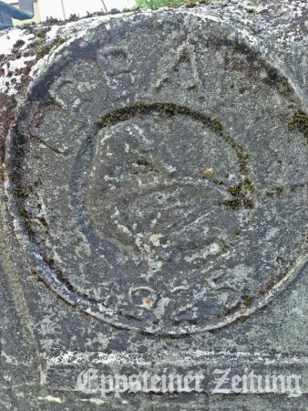 Die verwitterte Inschrift auf dem Brückengeländer.Foto: privat
