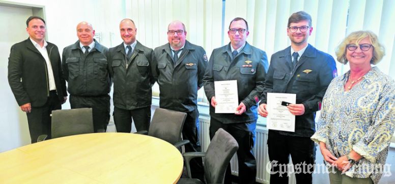 Bürgermeister Alexander Simon, Stadtbrandinspektor Mario Mezga, die ehemalige Bremthaler Wehrführung mit Thomas Morgenstern und Georg Schmidt, die neue Wehrführung mit René Bopp und Lukas Pitthan sowie Erste Stadträtin Sabine Bergold (v.l.).Foto Stadt Eppstein