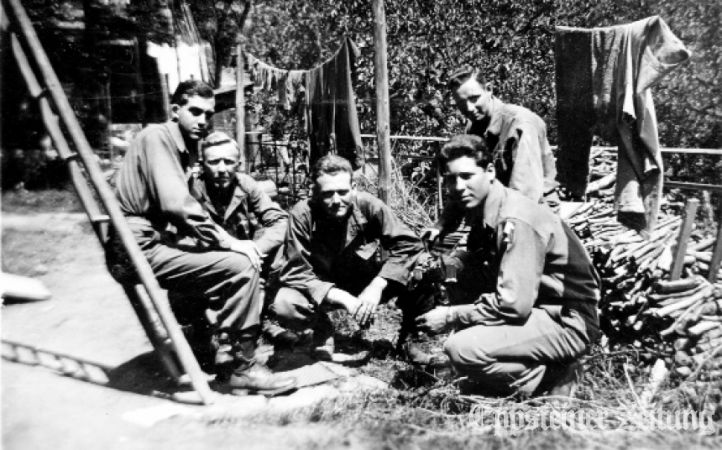 Häuslich eingerichtet: Amerikanische Truppen haben das Haus in der Mendelssohnstraße 17 besetzt. Hinter dem Haus hängen die Soldaten ihre Wäsche zum Trocknen auf.Fotos: Archiv Steeb
