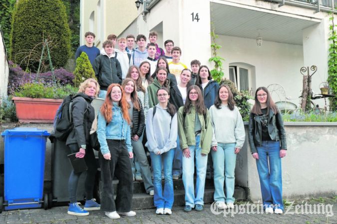 Einen „Tatort“ zur Geschichte suchten die Schülerinnen und Schüler der G10b in der Staufenstraße auf. Die Villa „Mathilde“ gehörte dem jüdisch-stämmigen Kaufmann Moritz Bäck, den die unmenschlichen Gesetze der Nationalsozialisten zur Flucht zwangen. Foto: B. Schuchard-Palmert