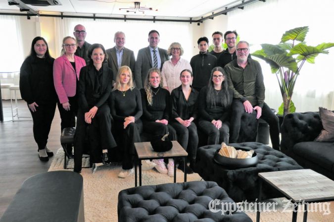 Duale Studenten und Auszubildende stellen Vertretern von Politik und Verwaltung ihr Jungunternehmer-Projekt im „Loft“ vor.Foto: Beate Schuchard-Palmert