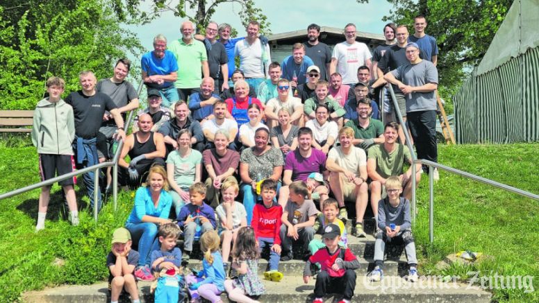 Gemeinsam macht der Frühjahrsputz „Schöner Sportplatz“ Freude – nach getaner Arbeit wurde bei der SG Bremthal gegrillt.Foto: privat