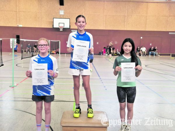 Emma Höfer (links, Platz 2) und Johanna Tischler (Mitte, Platz 1) im U13 Einzel.Foto: privat