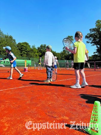 Bei den Kindern besonders beliebt: Andrang am Ballschul-Parcours des TC 71 Bremthal. Schönes Wetter, ein breites Angebot für Tennisbegeisterte jeden Alters und die Möglichkeit, den Verein genauer kennenzulernen lockten am 1. Mai zum Tag der offenen Tür. Foto: privat