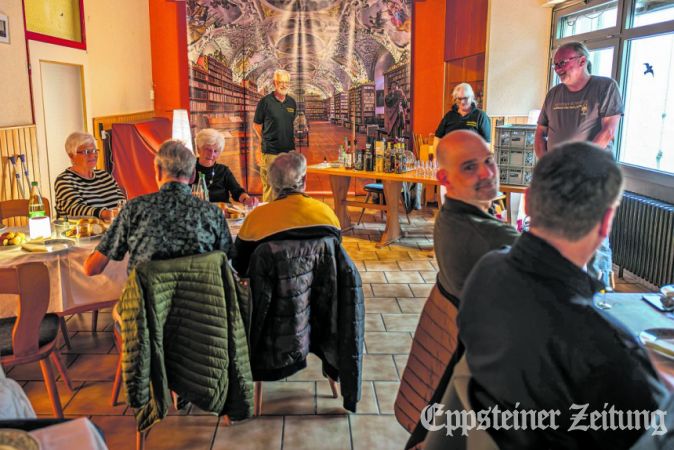 Heiner Benz (rechts stehend) von den Vockenhäuser Humoristen begrüßte die Gäste beim Whisky-Tasting.Foto: privat