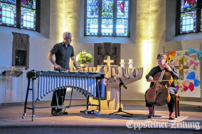Oli Bott (Vibraphon) und Cellistin Anna Carewe verzauberten mit ihrer Musik die Zuhörer in der Talkirche.Foto: Jonas Schönian