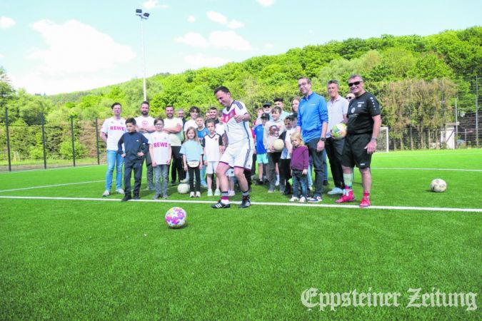 Bürgermeister Alexander Simon im Fußballtrikot beim ersten Anstoß auf dem Multifunktionsplatz an der Embsmühle.Foto: Beate Schuchard-Palmert