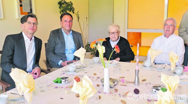 Hans Gräber (Mitte) mit Niederjosbachs Ortsvorsteher Christoph Striedter, Bürgermeister Alexander Simon, der am gleichen Tag seinen 44. Geburtstag feierte, und Sohn Peter (v.l.).Foto: privat