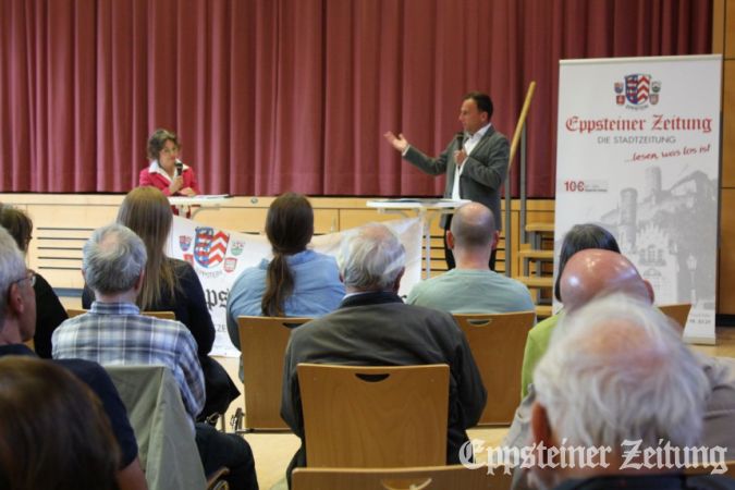 EZ-Redakteurin Beate Schuchard-Palmert im Gespräch mit Bürgermeister Alexander Simon.
            Foto: Julia Palmert