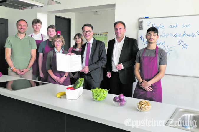 F&ouml;rdergeld vom Justizminister f&uuml;r den Kochkurs: Christoph Kr&uuml;ger, Mattis, Paul, Therese Ke&szlig;ler, Basema, Christian Heinz, Alexander Simon und Egzon (v.li.).Foto: Beate Schuchard-Palmert