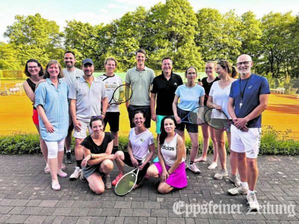 Strahlende Gesichter beim FunCup: Das Miteinander in einer lebendigen Vereinsgemeinschaft steht beim TC 71 Bremthal im Vordergrund: Neue und langjährige Mitglieder nach einem gelungenen Turniertag.Foto: privat