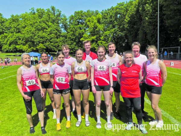 Eppsteiner Leichtathleten – vordere Reihe von links: Martina Helbig, Emmi Schreiber, Paula Vitze, Ines Frank, Silke Speck und Nicole Pasker. Hintere Reihe von links: Juna Torky, Jannik Hickmann, Ben Miller-Bergfriede, Markus Manhold und Yvonne Steinfurth.Foto: privat