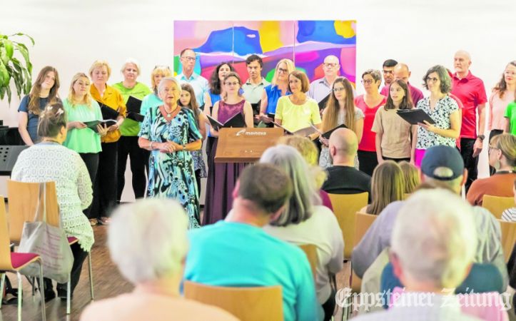 Buntes Gewimmel von Chor „ReSoNanz“ und Publikum beim Konzert „Singender, klingender Mai“ in der Musikschule Eppstein-Rossert am Herrngarten Foto: Ulrich Häfner