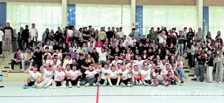 Mit zwei Siegen in der Relegation haben die Handballer der HSG EppLa den Aufstieg in die Oberliga geschafft und feieren mit Fans und Freunden in der Wilhelm-Busch-Halle. Foto: privat