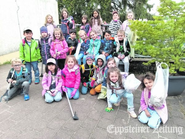 Die Vorschulkinder der Kita Löwenzahn zeigen die Ausbeute ihrer Müllsammel-Aktion.
            Fotos: Kita Niederjosbach