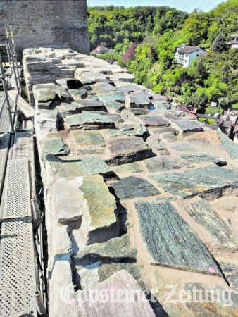 Abschluss der Mauerkrone der Nordwand von Burg Eppstein.
            Foto: Stadt Eppstein