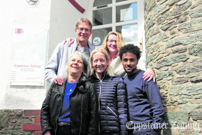Elfie Helmling, Gerhard Engler, Anja Keferstein, Claudia Schaffner-Kalz und Samuel Zerai vom Vorstand Asylkreis.Foto: Beate Schuchard-Palmert