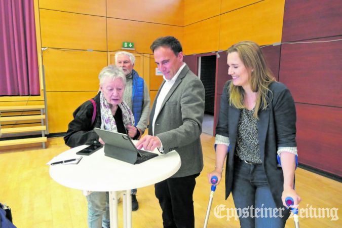 Neugierig erwarten Wahlhelferin Kristine Zabel, Alexander Simon und Ehefrau Kim die Wahlergebnisse aus den Stadtteilen. Foto:bpa