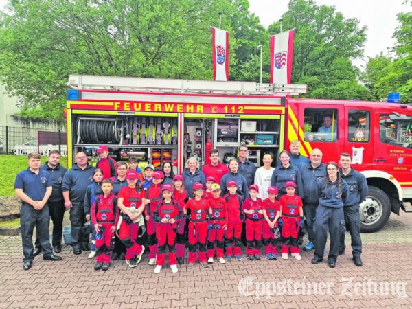 Aktuelle und ehemalige Mitglieder der Knderfeuerwehr Bremthal seit 15 Jahren.
            Foto: Ute Mauer