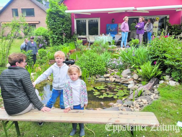 Ulrike Herrmann f&uuml;hlt sich mit ihren Enkelkindern sichtlich wohl im Gartenparadies von Familie Alberts.Foto: Caren Lewinsky