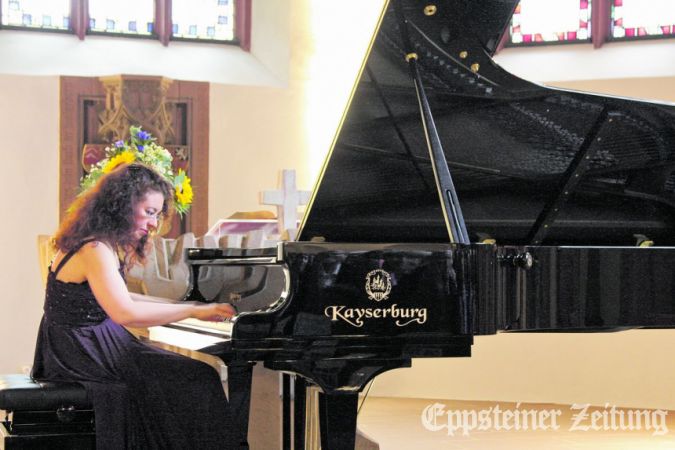 Anna Victoria Tyshayeva in ihrem Element am Flügel. Am Sonntag setzt sie mit dem Franck Piano-Trio den Schlussakkord in der Talkirche.
            Foto: Julia Palmert