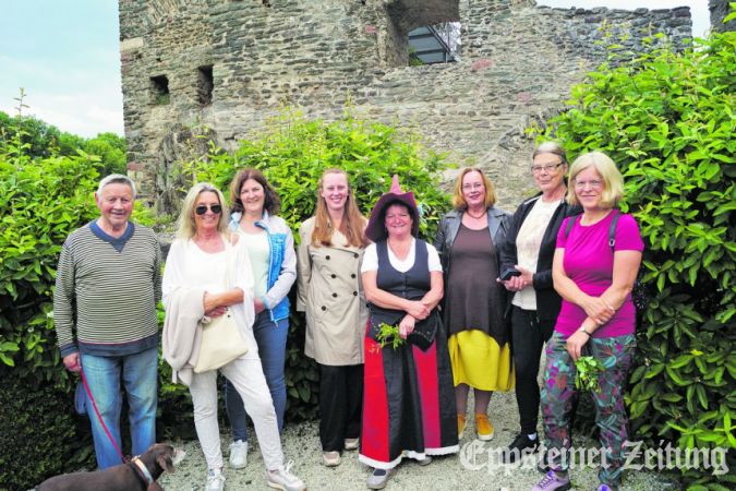 Kräuterhexe Gabriele Wittich (Mitte) führte eine kleine Gruppe durch die üppig sprießenden Kräutergärten auf Burg Eppstein.Foto: Helga Mischker