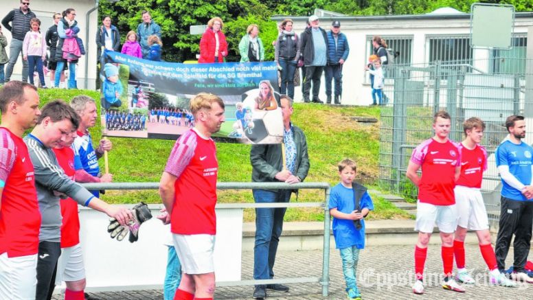 „Felix, wir sind stolz auf dich”, steht auf dem Banner zum Abschied von Felix Frießleben (Mitte) aus dem aktiven Fußball bei der SG Bremthal. Aktive und Ehemalige standen Spalier.  Foto: privat