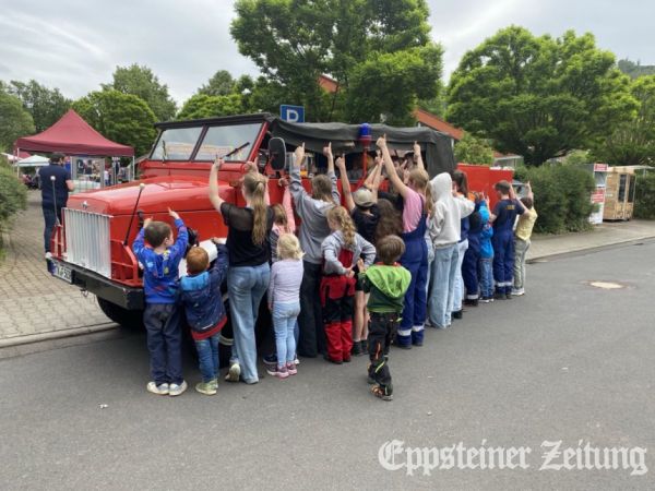 Große Freude bei Lothar Racky von der Ehlhaltener Feuerwehr und den Kindern, die die Ausflugsfahrten mit dem Borgward-Oldtimer genossen.Foto: privat
