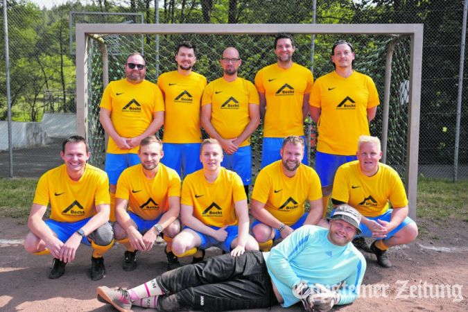 Die Ehlhaltener Freizeitkicker „Silberbachrecken“ siegen im eigenen Turnier in der Arena am Dattenbach.Foto: privat