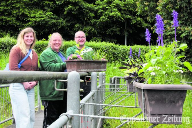 Regina Luther, Sandra Pecher und Jens Kleindienst haben Blumenkästen und Kübel bepflanzt.Foto: Beate Schuchard-Palmert