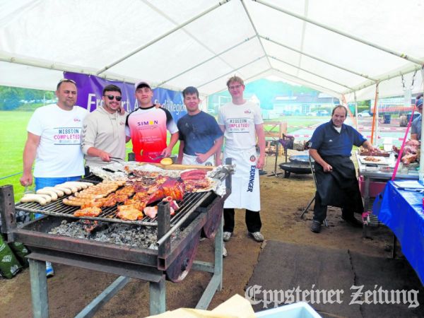 Florian Crasnaru, Yannik Garcia, Emil Mertl, Yakob Skrobisch und Dennis Warhonowicz (v.l.) betreuten den Grill. Fotos: Caren Lewinsky