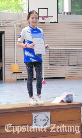 Siegerin Emily Alko in Messel (U11) nimmt stolz ihre Urkunde entgegen.Foto: privat