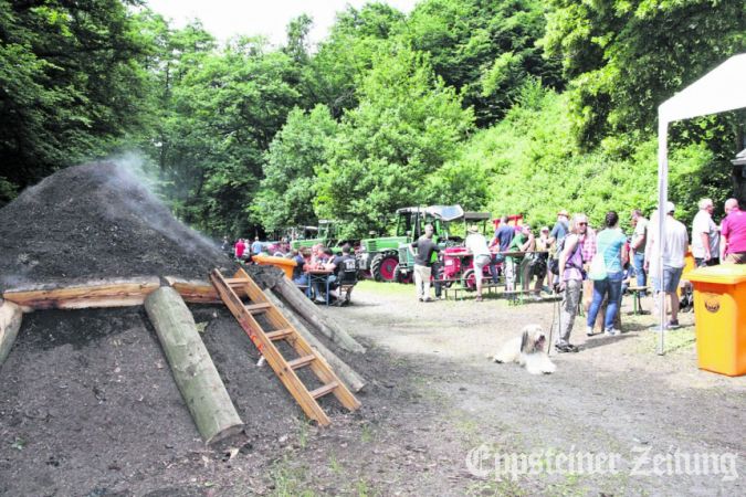 Kohlemeilerfest im Silberbachtal bei Ehlhalten.

Foto: EZ-Archiv