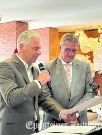 Landrat Michael Cyriax überreicht Matthias Dinges den Ehrenbrief.Foto: MTK-Pressestelle