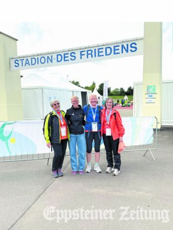 Helene Hoffmann, Ute Aschenbrenner (gestartet für den TV Oppenheim), Monika Aschenbrenner und Inge Alhäuser (v.l.) am Stadion des Friedens in Leipzig.Foto: privat