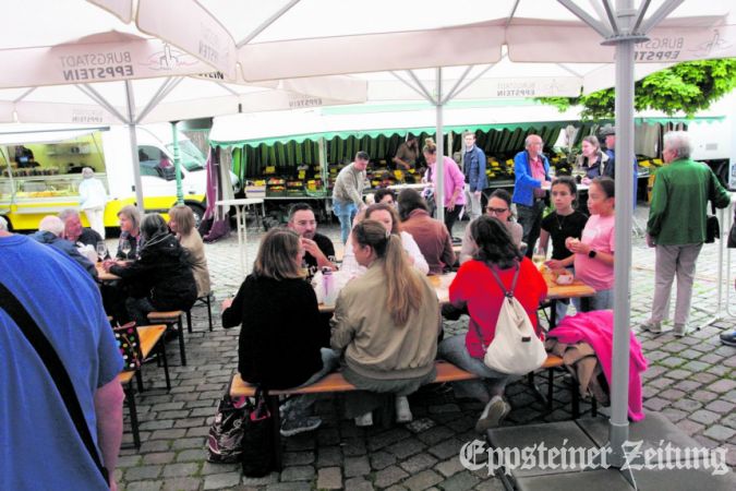 Wochenmarkt mit Weinausschank und neuem Obststand. Foto: Beate Schuchard-Palmert