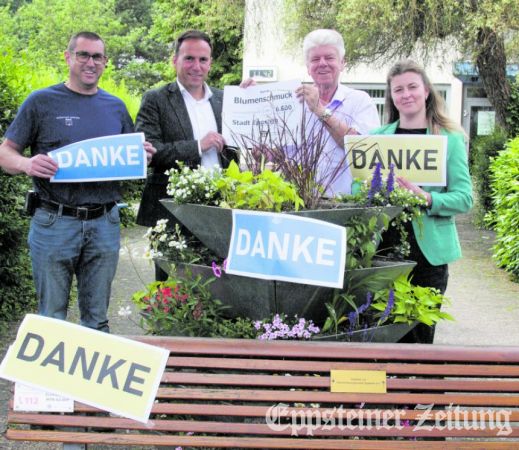 Bauhofsleiter Matthias Derstroff, Bürgermeister Alexander Simon, Werner Seidel vom VVE und Regina Luther vom Grünflächenamt bedanken sich für die Spenden.Foto: Beate Schuchard-Palmert