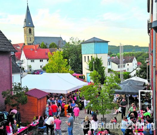 Die Bremthaler Ortsmitte ist ein zentraler Treffpunkt, wie hier bei einem von der Feuerwehr organisiertem Weinstand. Foto: Stadt Eppstein