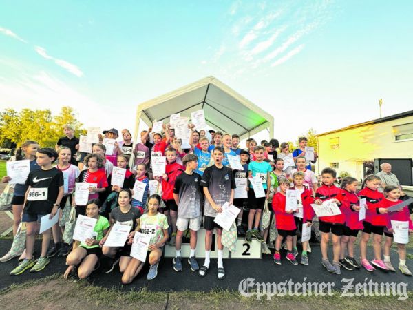 Fröhliches Gedränge bei der Siegerehrung der Schüler-Staffeln 2024.Foto: privat