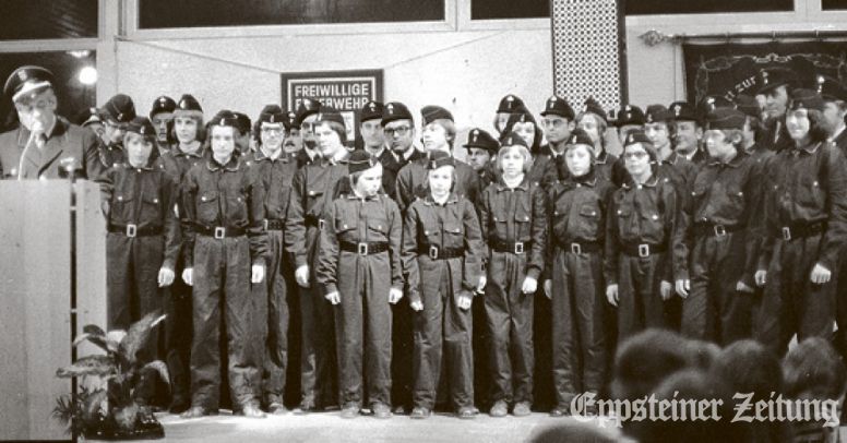 Zum ersten Gruppenbild stellte sich 1975 die neu gegründete Ehlhaltener  Jugendwehr in der Dattenbachhalle auf.Foto: Feuerwehr-Archiv